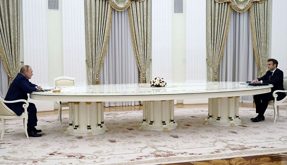 Putin y Macron, sentados en la impresionante mesa blanca del Kremlin. Putin y Macron, sentados en la impresionante mesa blanca del Kremlin.