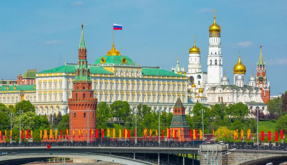 Vista del Kremlin tras el puente Bolshoy Kamenny . Vista del Kremlin tras el puente Bolshoy Kamenny .