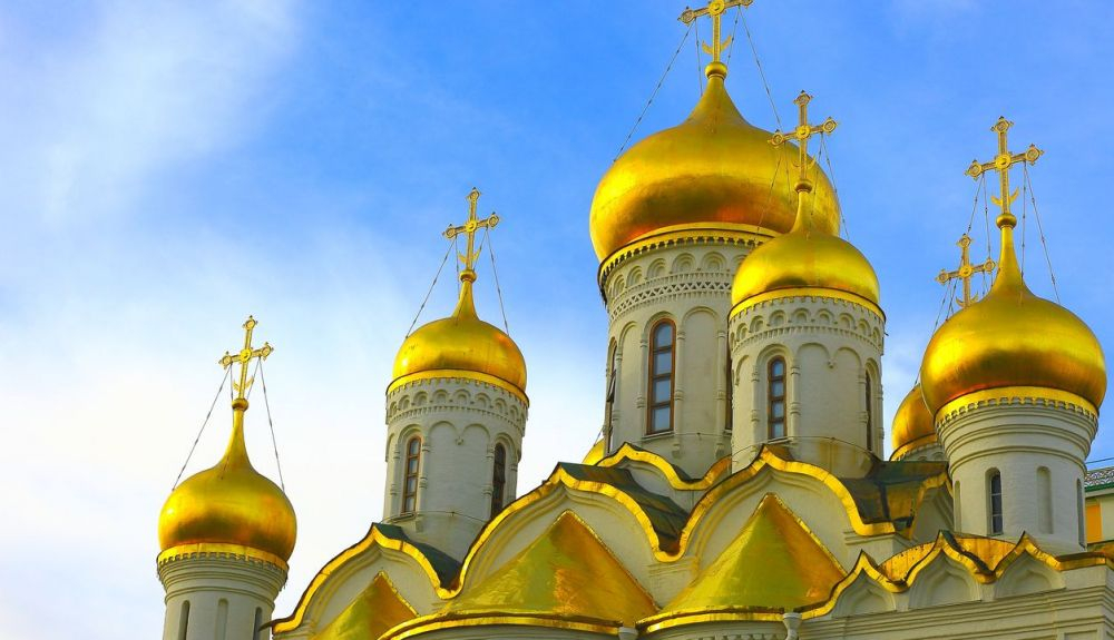 La iglesia ortodoxa tiene una gran cohesión con el Kremlin. La iglesia ortodoxa tiene una gran cohesión con el Kremlin.