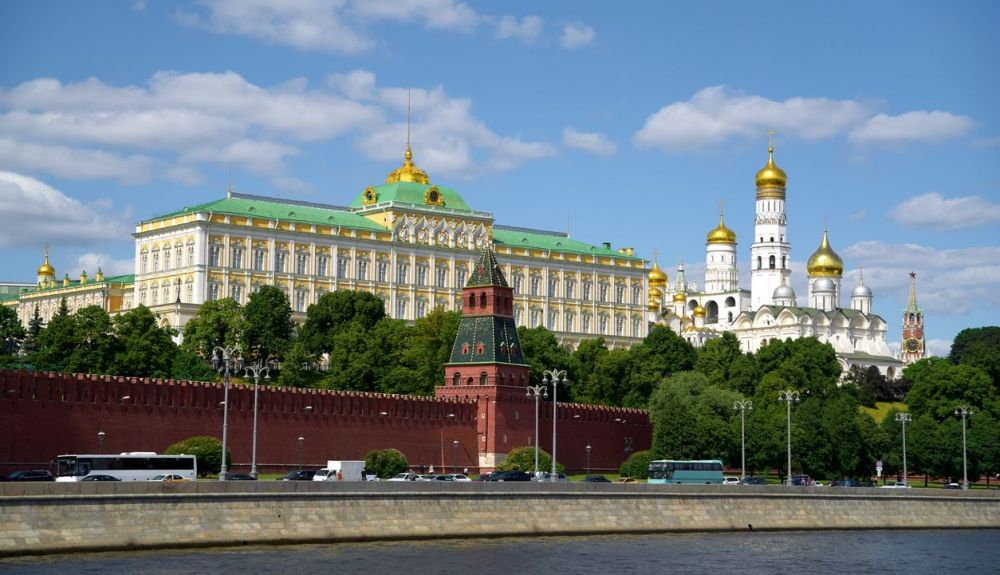 La muralla y las torres del Kremlin de Moscú y la Catedral de la Asunción. La muralla y las torres del Kremlin de Moscú y la Catedral de la Asunción.