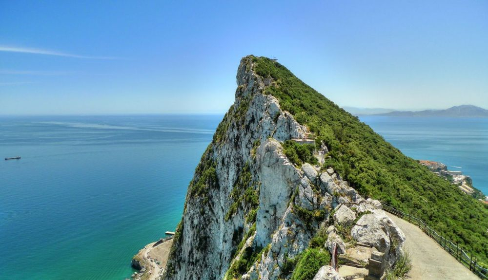 De acuerdo con la leyenda, en el Peñón de Gibraltar se encontraba una de las bases de las columnas de Hércules. De acuerdo con la leyenda, en el Peñón de Gibraltar se encontraba una de las bases de las columnas de Hércules.