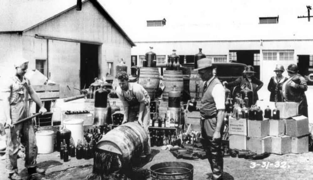 Los funcionarios del gobierno norteamericano decidieron envenenar el alcohol durante la prohibición. Los funcionarios del gobierno norteamericano decidieron envenenar el alcohol durante la prohibición.