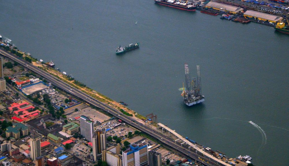 Puerto de Lagos (terminal de contenedores) y plataforma petrolífera. Puerto de Lagos (terminal de contenedores) y plataforma petrolífera.