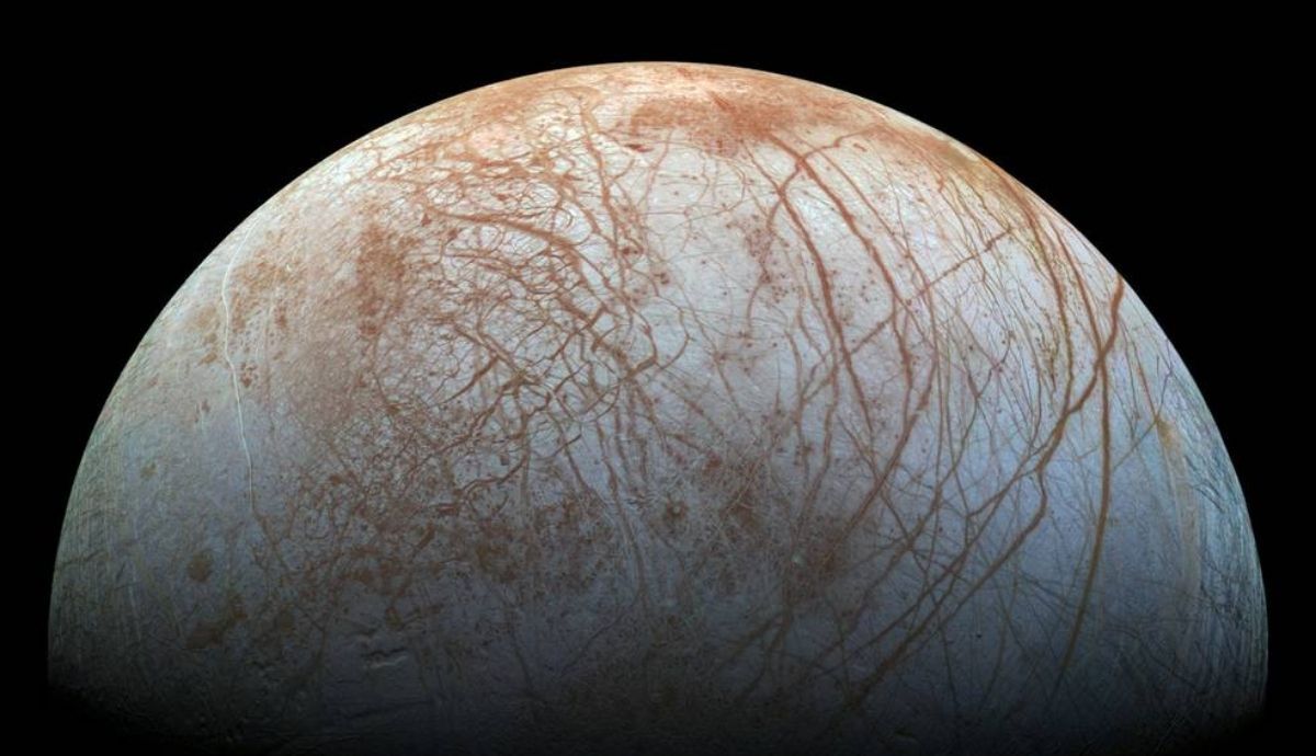 La misión Clipper de la NASA está siendo diseñada para volar por Europa, la helada luna de Júpiter.