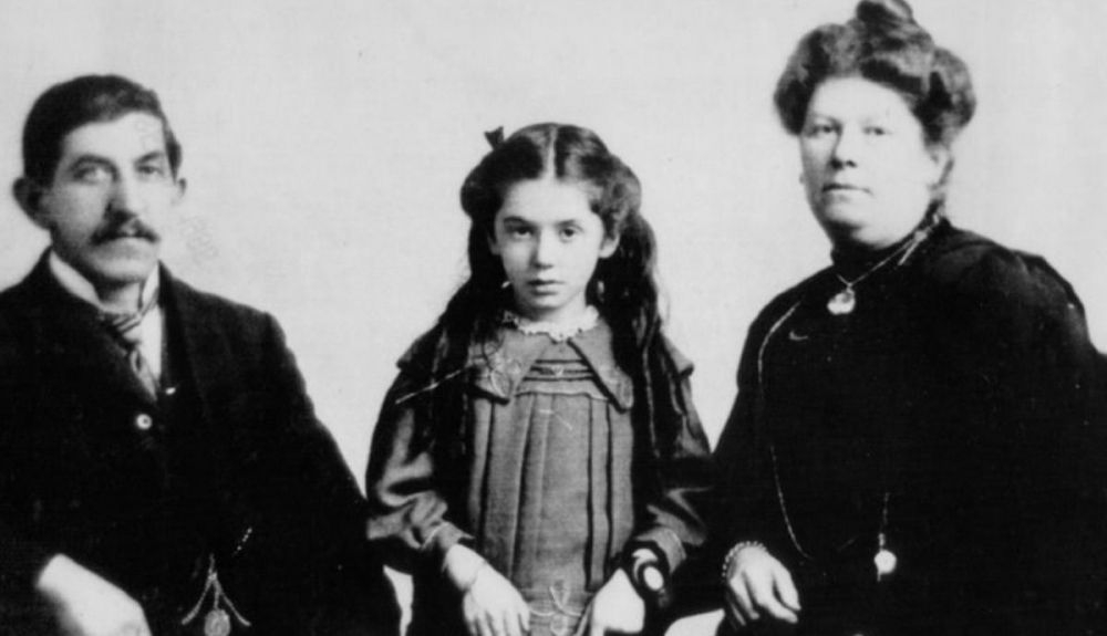 Eva Hart, en una fotografía, junto a sus padres.