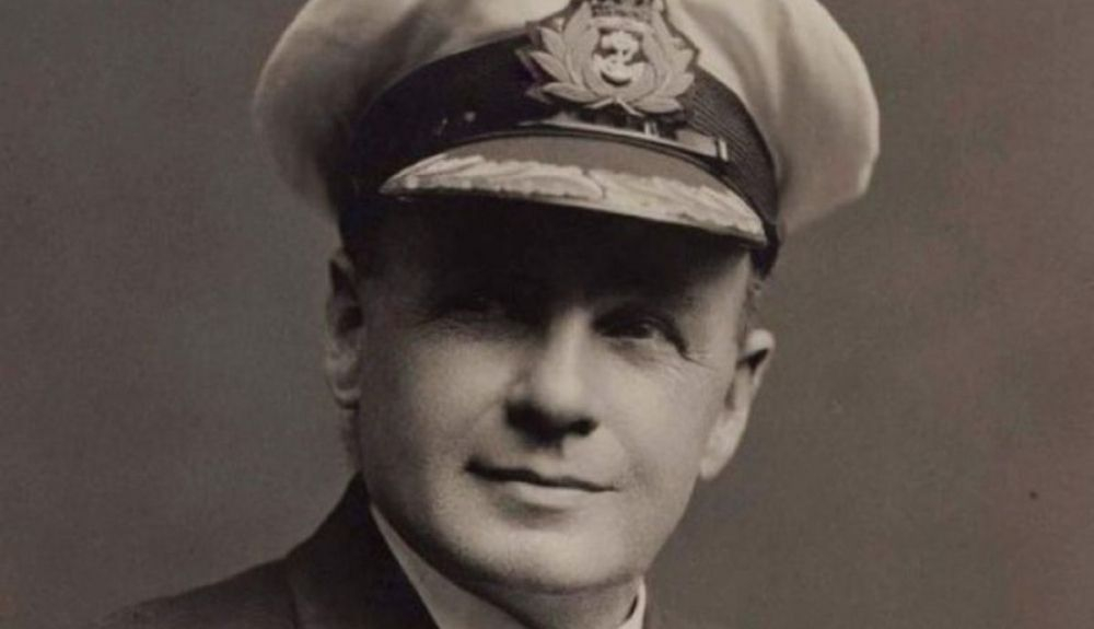 Charles Lightoller, el segundo oficial del Titanic, estuvo a cargo de bajar los botes salvavidas en el lado de babor durante el dhundimiento.
