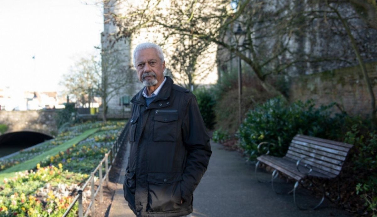 El premio Nobel pasea por la ciudad de Canterbury.