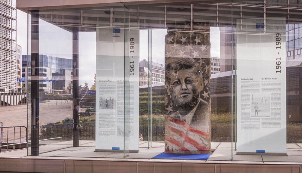 En Bruselas, hay un auténtico trozo del Muro de Berlín con un retrato de Kennedy, al que los bruselenses llaman Kennedy Wall. En Bruselas, hay un auténtico trozo del Muro de Berlín con un retrato de Kennedy, al que los bruselenses llaman Kennedy Wall.