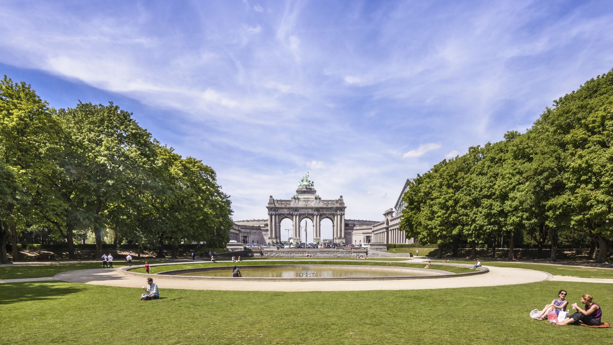 El parque del Cincuentenario de Bruseñas es un jardín de estilo clásico con varios museos.