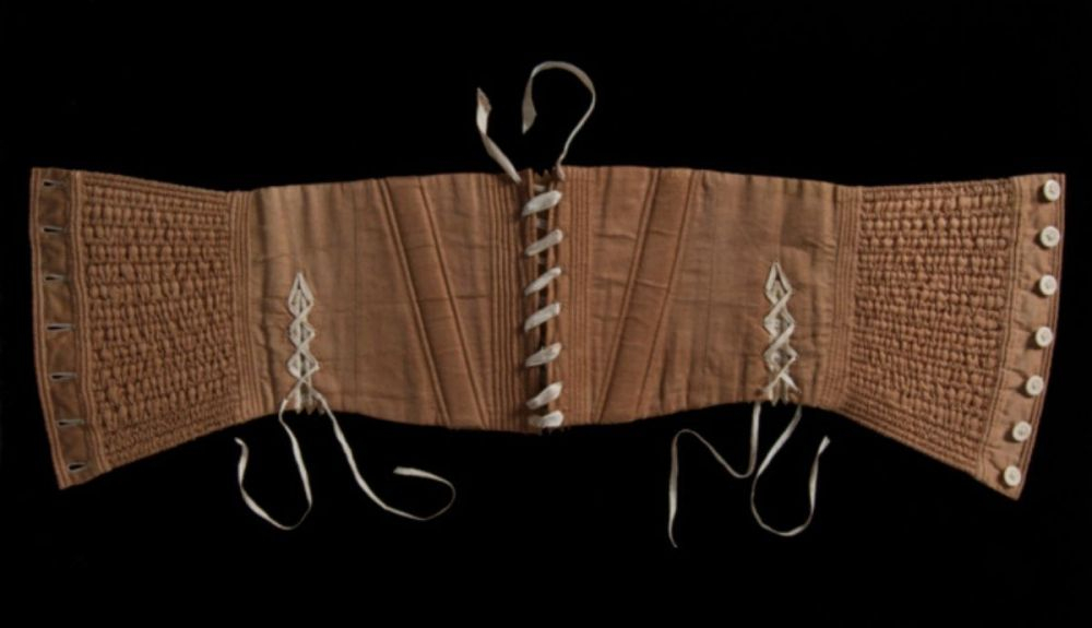 Corset de 1842, lo utilizaban los hombres como parte del traje de boda. Corset de 1842, lo utilizaban los hombres como parte del traje de boda.