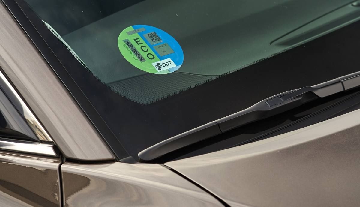 Podrían multarte por llevar pegatinas en el coche?