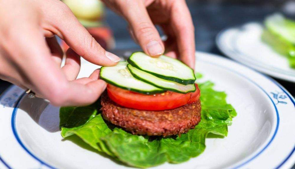 Existen ya varias alternativas a la carne animal como esta hamburguesa vegetal 