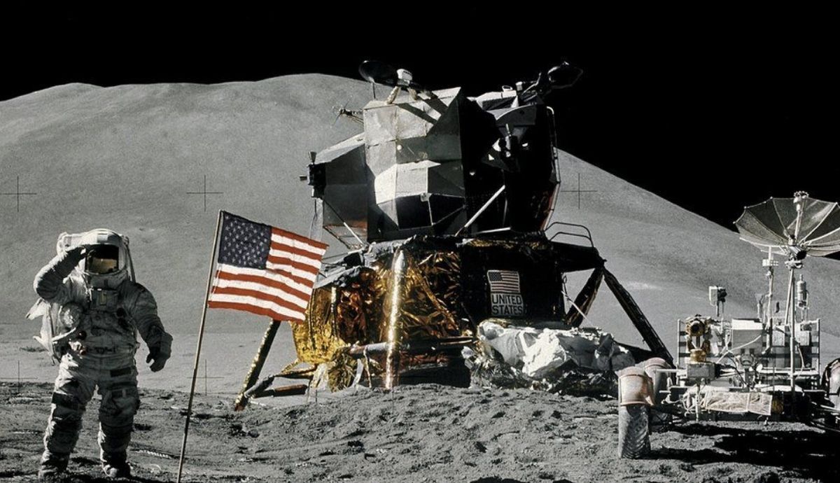 Los astronautas del Apolo 11 fueron los primeros humanos en pisar la superficie lunar.
