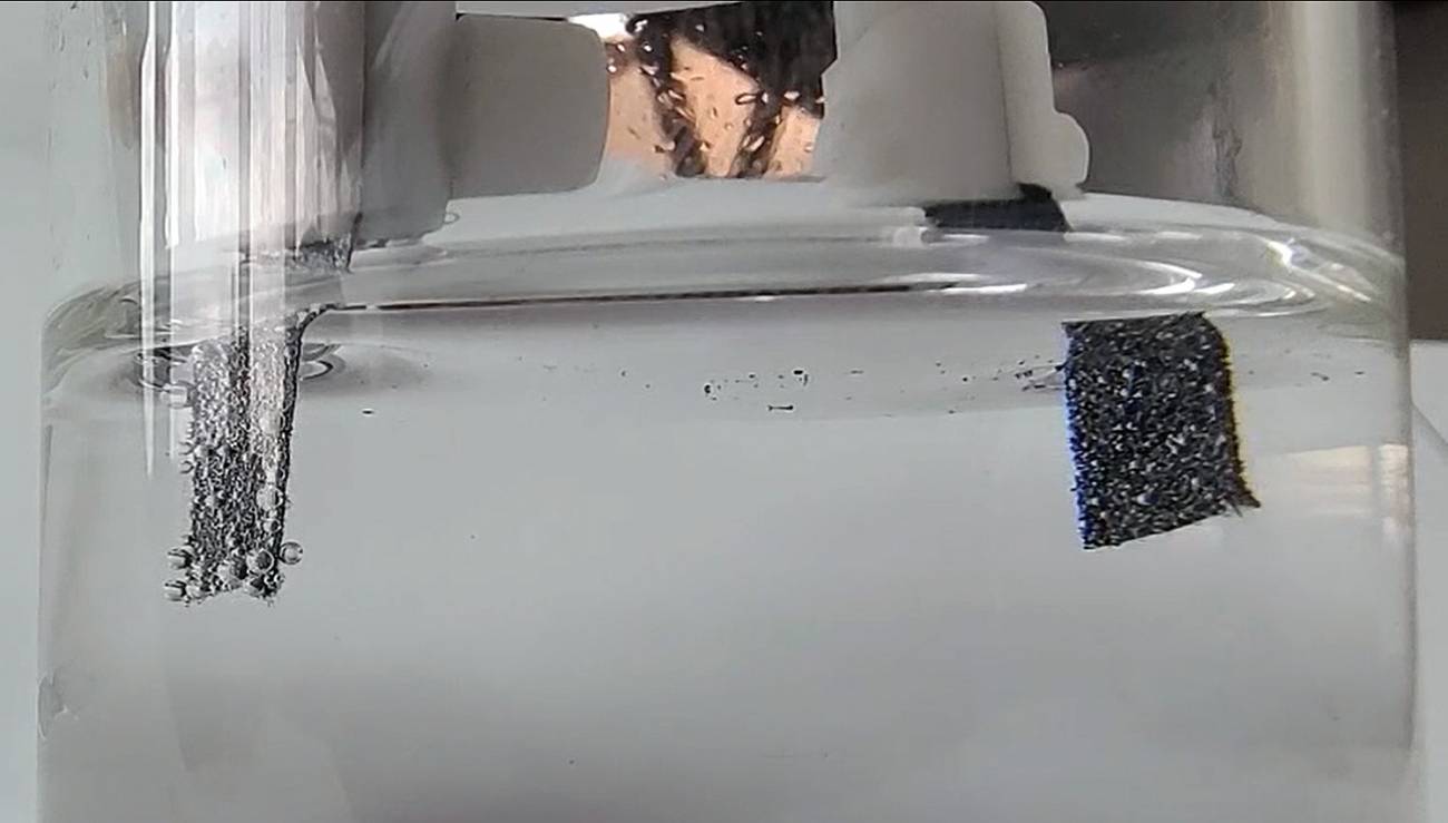 Electrólisis del agua impulsada por energía fotovoltaica y catalizada por el suelo de la Luna.