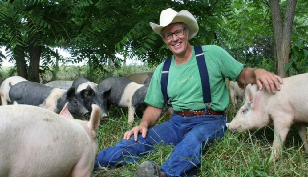 Desde hace 60 años, Joel Salatin produce alimentos de altísima calidad y regenera la fertilidad de unos campos degradados por el uso que se había hecho. Desde hace 60 años, Joel Salatin produce alimentos de altísima calidad y regenera la fertilidad de unos campos degradados por el uso que se había hecho.