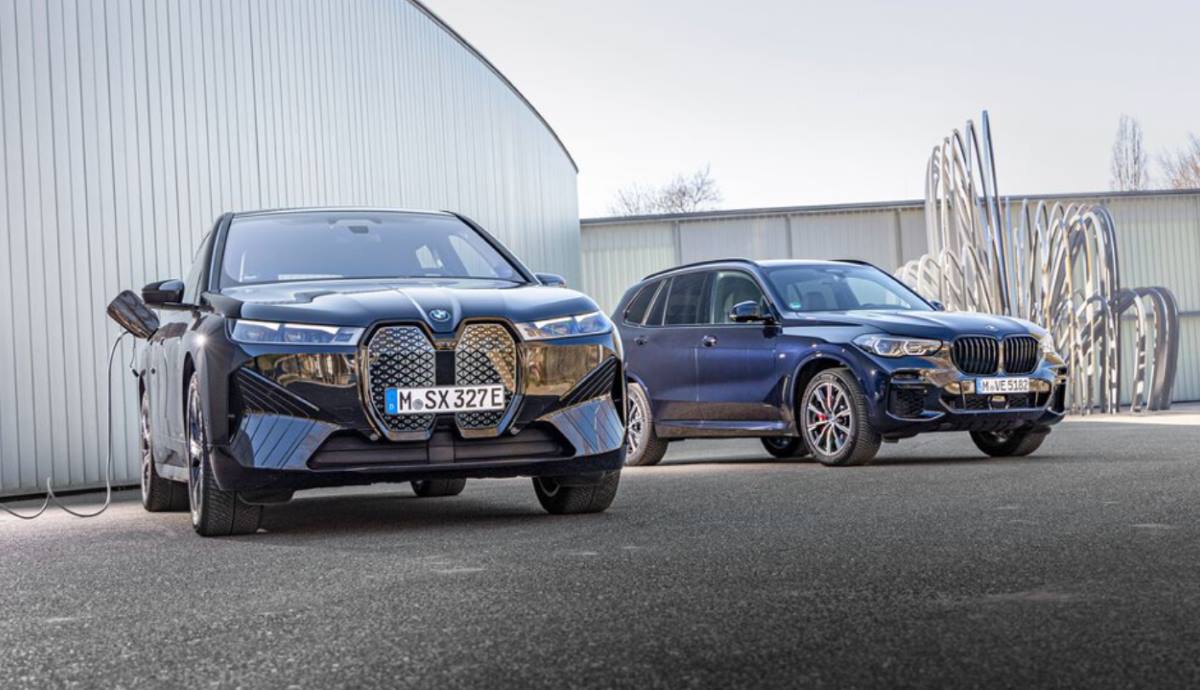 BMW ix50 vs BMW X5 M50i