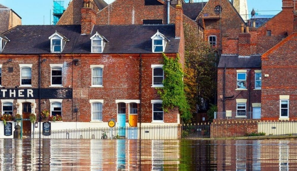 Las tormentas en el Reino Unido han dejado inundaciones severas, con el equivalente de un mes de lluvia en 38 horas en algunas partes
