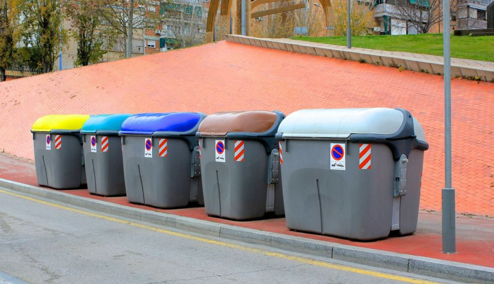 Los diferentes tipos de colores de contenedores de reciclaje que existen en España. Los diferentes tipos de colores de contenedores de reciclaje que existen en España.