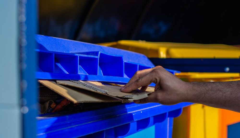 El contenedor azul es para papel y cartón exclusivamente. El contenedor azul es para papel y cartón exclusivamente.