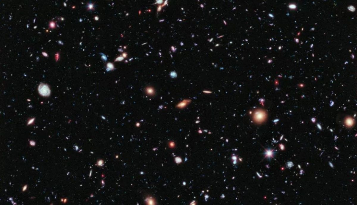 El tamaño del universo depende de varias cosas, cosas, incluidas su forma y expansión.