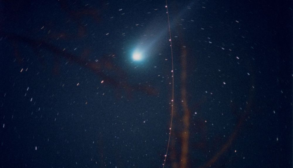 El cometa Hyakutake pasó a 15 millones de kilómetros de distancia de la Tierra. El cometa Hyakutake pasó a 15 millones de kilómetros de distancia de la Tierra.