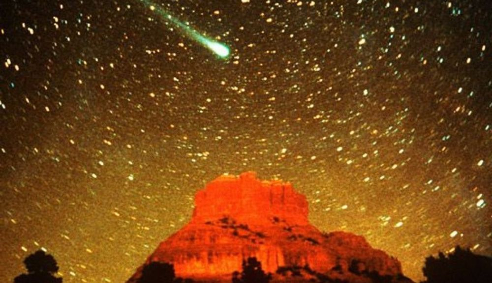 El cometa Hyakutake se eleva sobre una meseta. El cometa Hyakutake se eleva sobre una meseta.