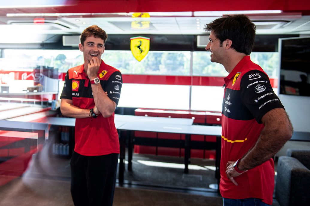Los dos pilotos de Ferrari antes de comenzar las sesiones libres del viernes. Fueron los más rápidos en la FP1