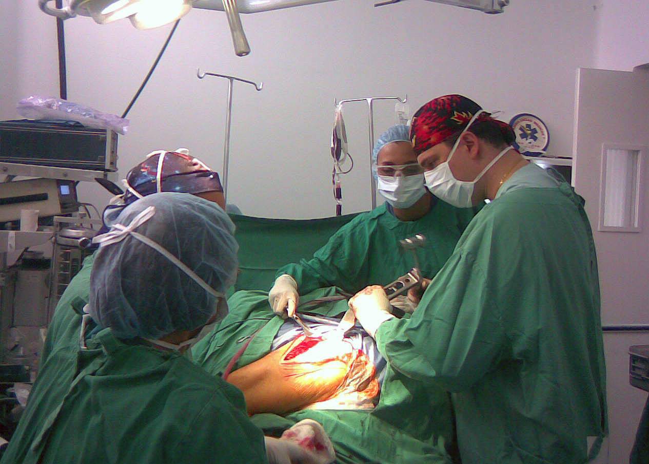 Reemplazo articular de cadera y rodilla. El grafeno permitiría una mejor adhesión del cemento óseo.