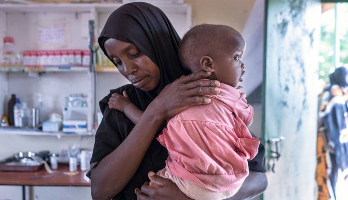 Una madre de Wajir, en Kenya, lleva a su hijo a un centro de salud para que lo pesen.