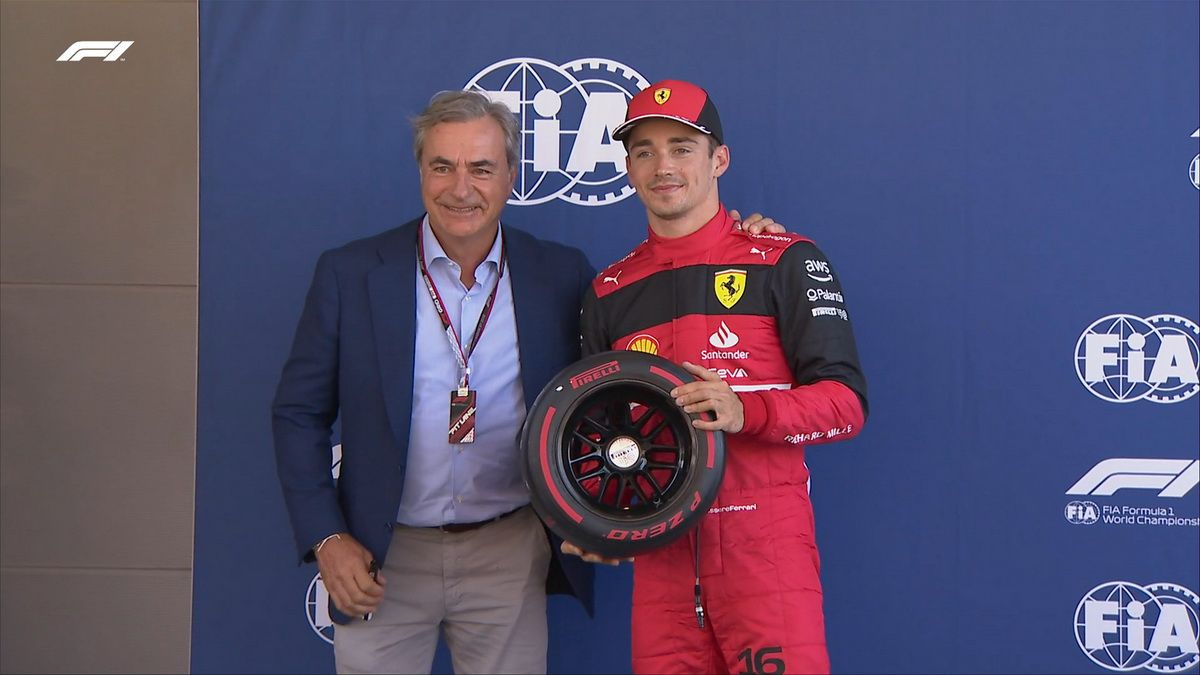 Carlos Sainz entrega el trofeo al poleman Charles Leclerc