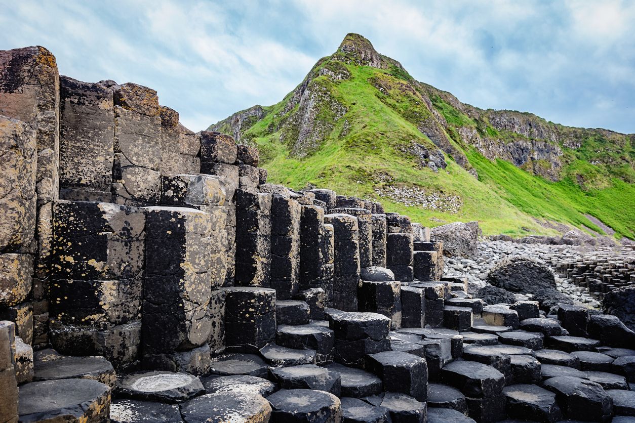 La Calzada de los Gigantes, en Irlanda del Norte, es una impresionante formación de columnas.