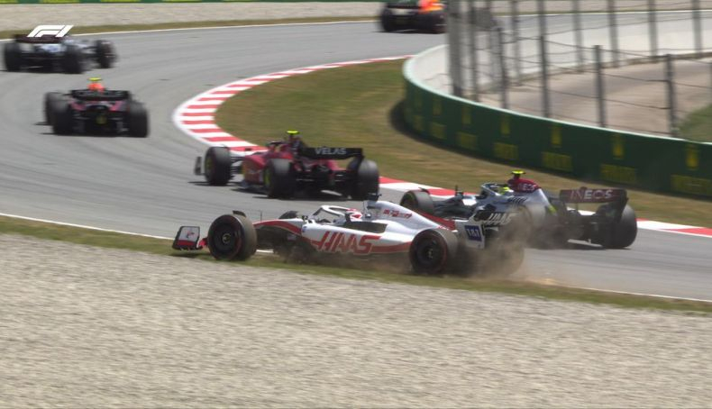 1 Accidente entre Magnussen y Hamilton en la salida 1 Accidente entre Magnussen y Hamilton en la salida