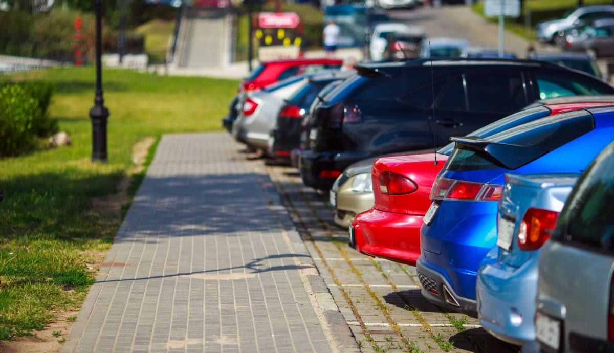 ¿Te pueden multar por reservar o guardar una plaza de aparcamiento en la calle? Imagen: iStock