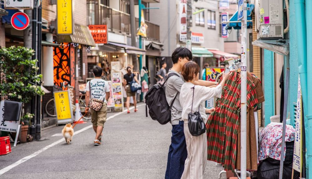 Shimokitazawa es un barrio conocido por sus excelentes tiendas y su vida nocturna. Shimokitazawa es un barrio conocido por sus excelentes tiendas y su vida nocturna.