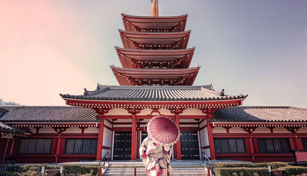 Chica con kimono en el templo Senso ji en Asakusa. Chica con kimono en el templo Senso ji en Asakusa.