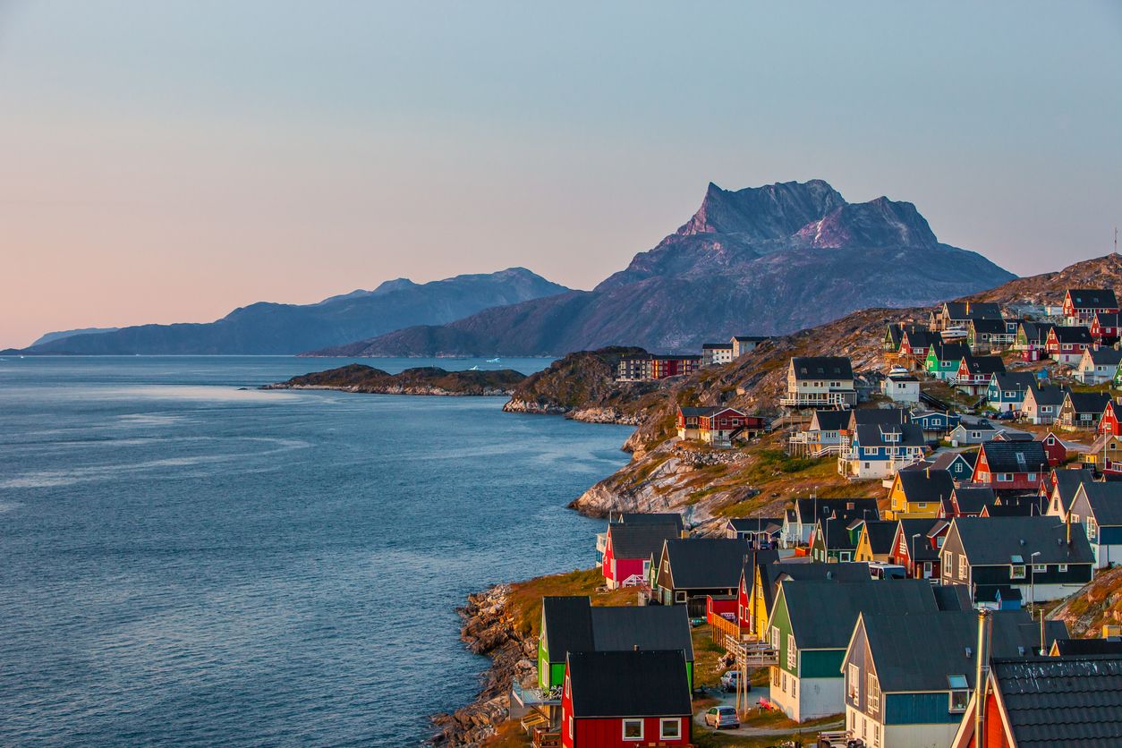 Casa de colores en la costa este de Nuuk.