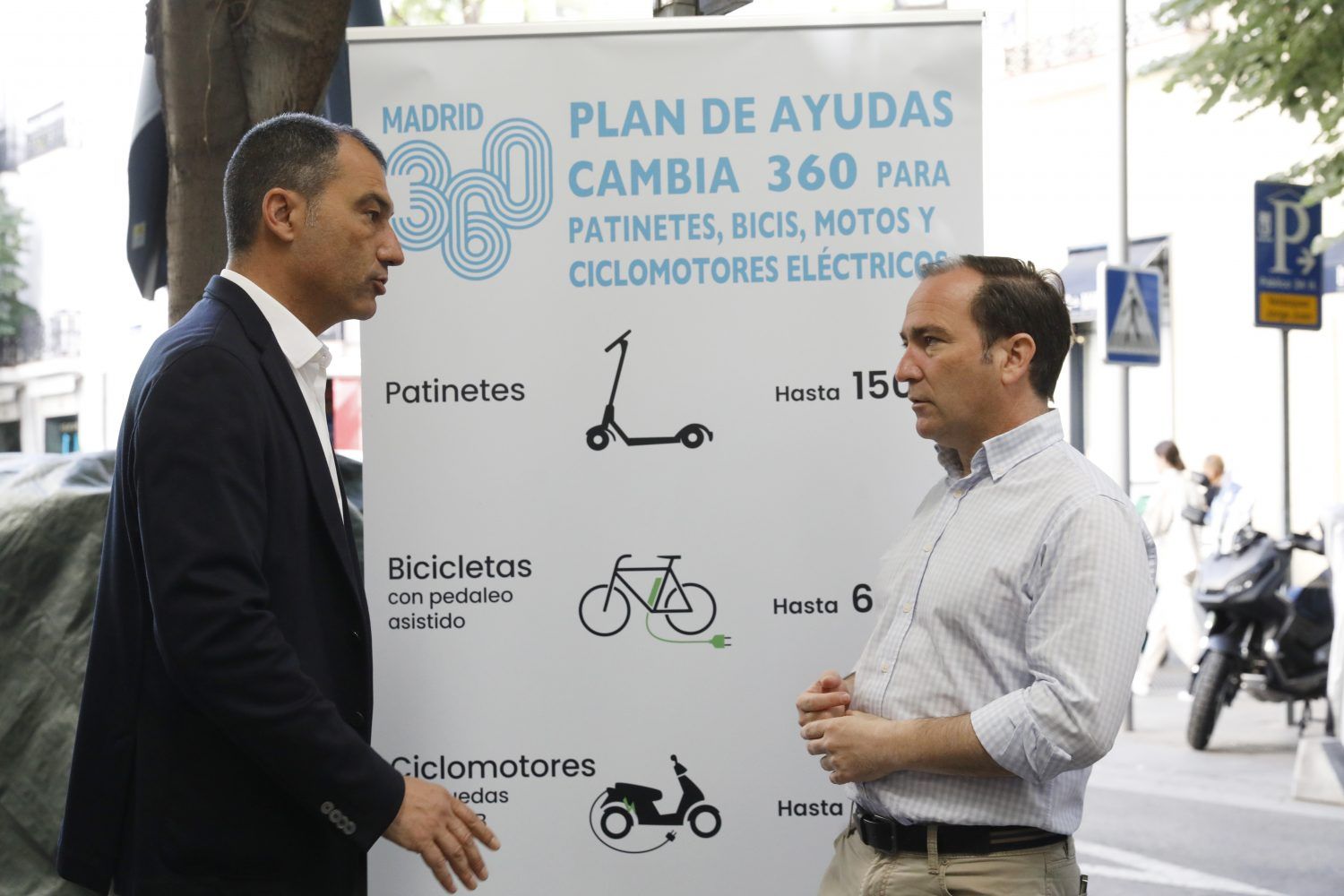 El delegado de Medio Ambiente y Movilidad de Madrid, Borja Carabante, acompañado por el concejal del distrito de Salamanca, José Fernández, anunció esta segunda convocatoria.