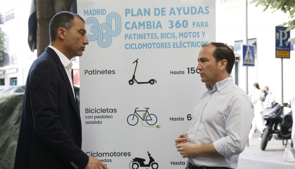 El delegado de Medio Ambiente y Movilidad de Madrid, Borja Carabante, acompañado por el concejal del distrito de Salamanca, José Fernández, anunció esta segunda convocatoria.