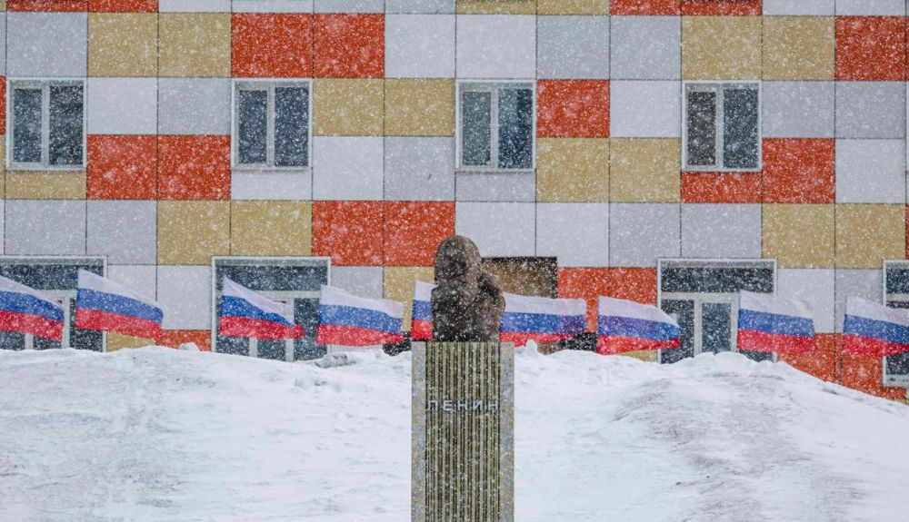 Un monumento a Lenin en Barentsburg. Un monumento a Lenin en Barentsburg.