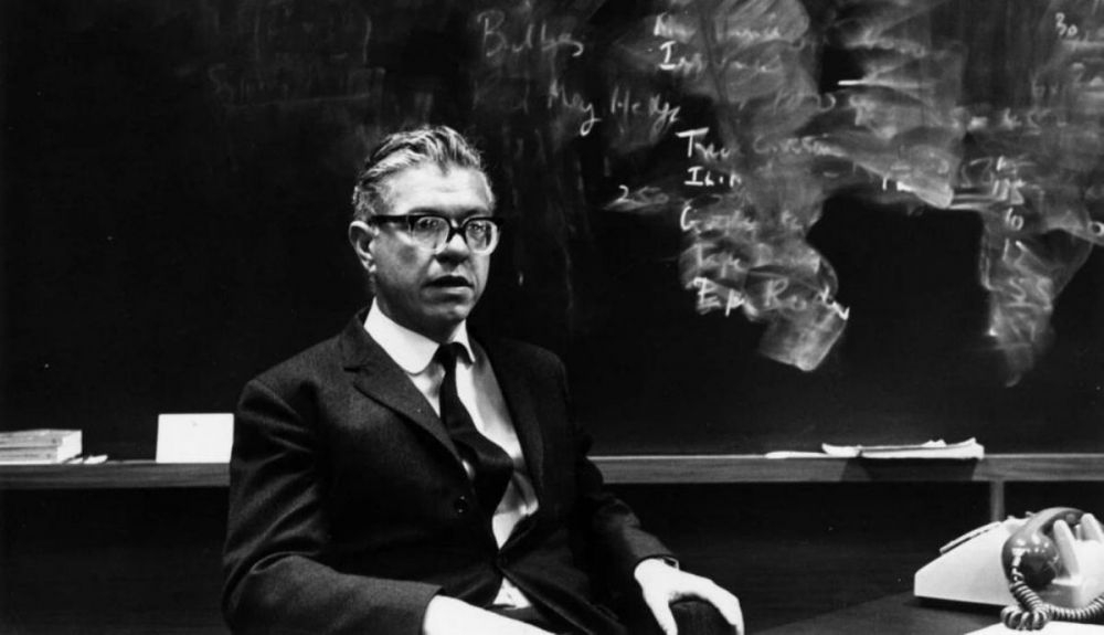 El cosmólogo Sir Fred Hoyle, uno de los precursores de la teoría de las panspermia. El cosmólogo Sir Fred Hoyle, uno de los precursores de la teoría de las panspermia.