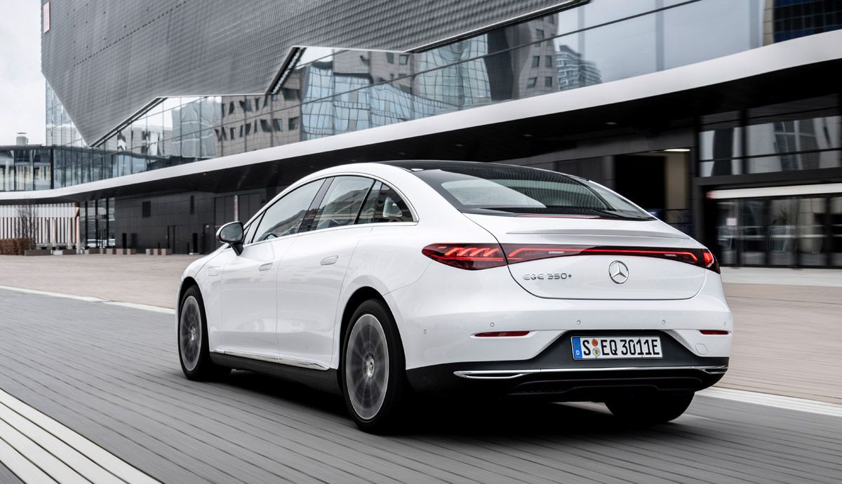 Vista trasera de la berlina cien por cien eléctrica EQE de Mercedes.