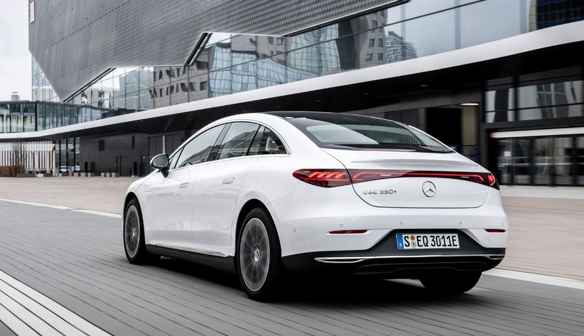 Vista trasera de la berlina cien por cien eléctrica EQE de Mercedes.