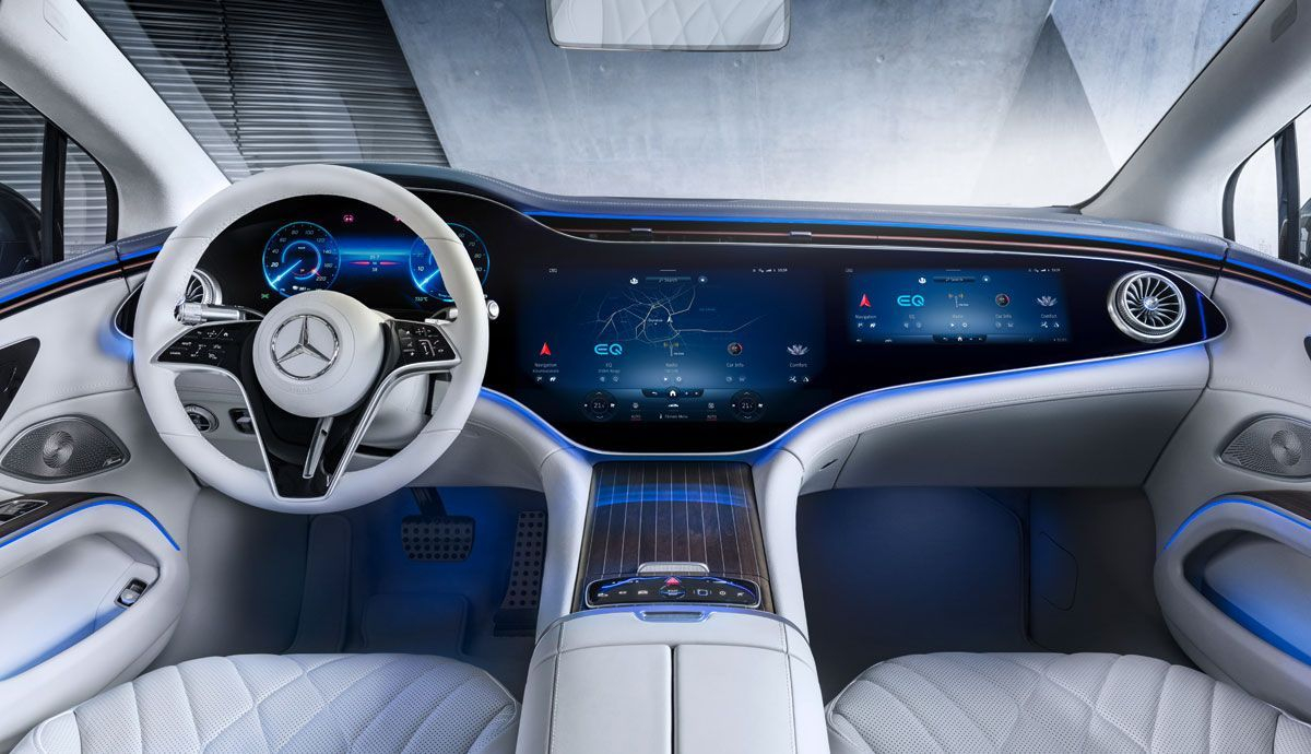 El Mercedes EQE replica el MBUX Hyperscreen del EQS, pero de momento solo está disponible como opción en las versiones AMG.