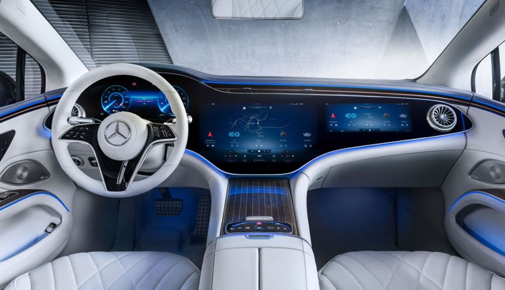 El Mercedes EQE replica el MBUX Hyperscreen del EQS, pero de momento solo está disponible como opción en las versiones AMG.