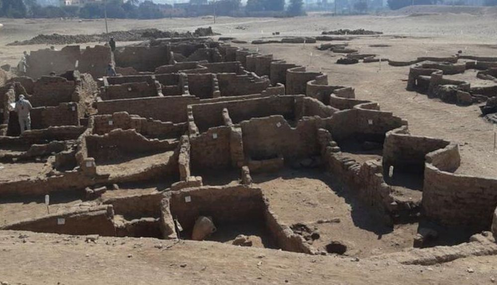 Se cree que la ciudad fue fundada por Amenhotep III, uno de los gobernantes más poderosos del antiguo Egipto. Se cree que la ciudad fue fundada por Amenhotep III, uno de los gobernantes más poderosos del antiguo Egipto.