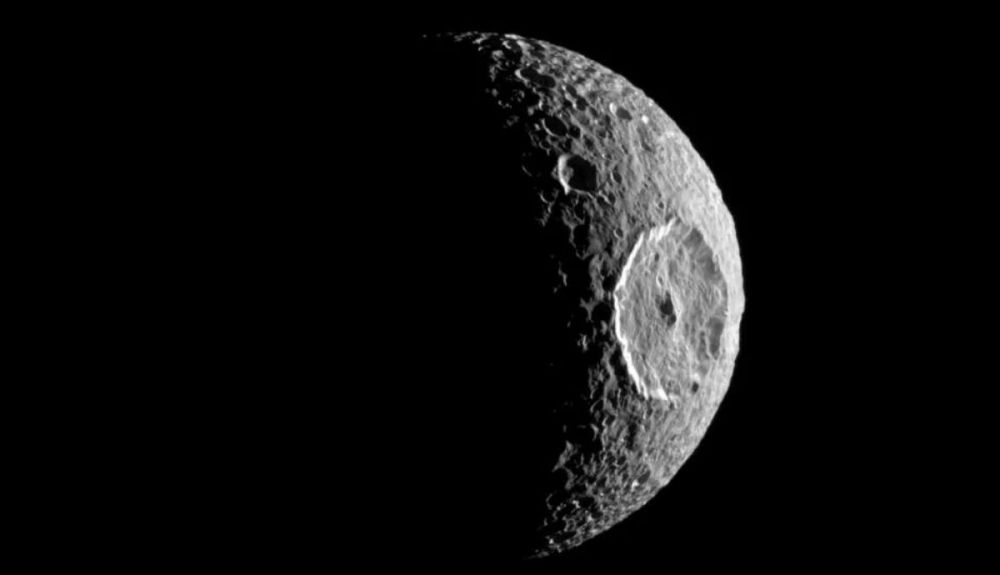 La cámara de la nave espacial Cassini tomó esta imagen de la luna Mimas de Saturno el 16 de octubre de 2010.
