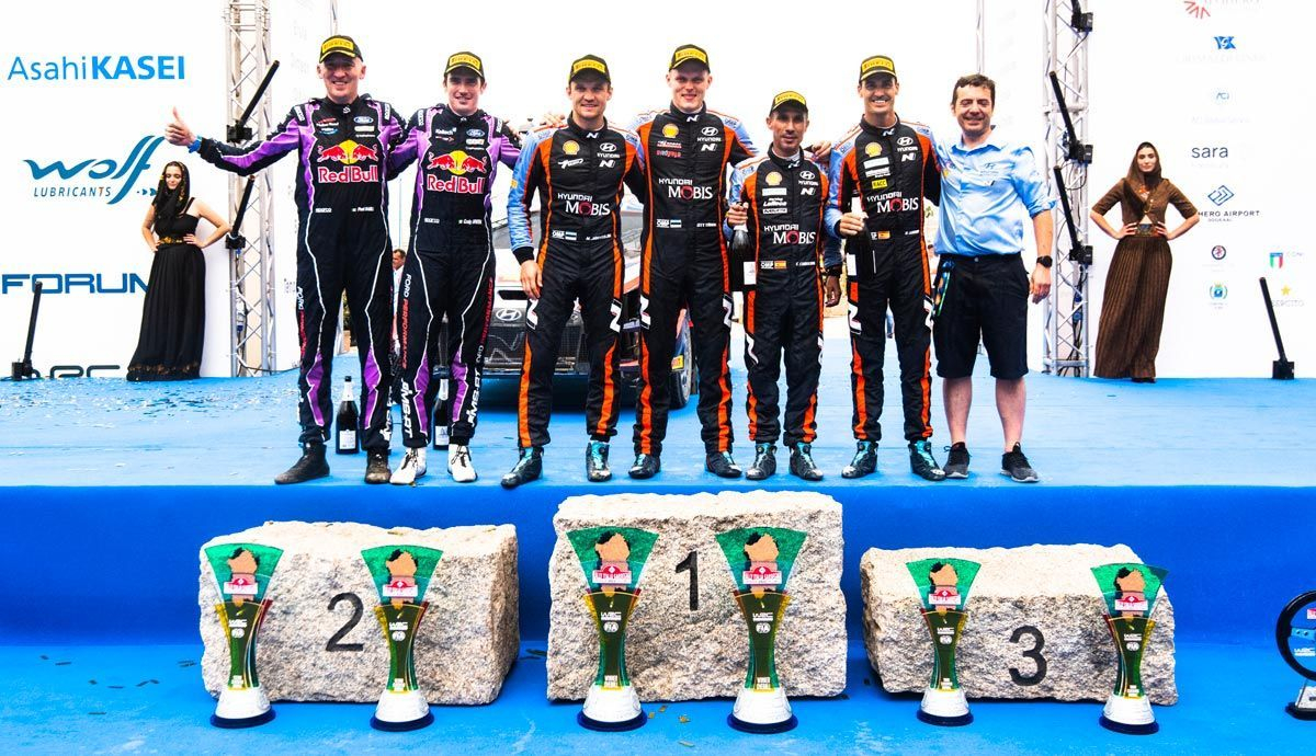 Podium del Rally de Italia Cerdeña 2022. Foto Red Bull. Podium del Rally de Italia Cerdeña 2022. Foto Red Bull.
