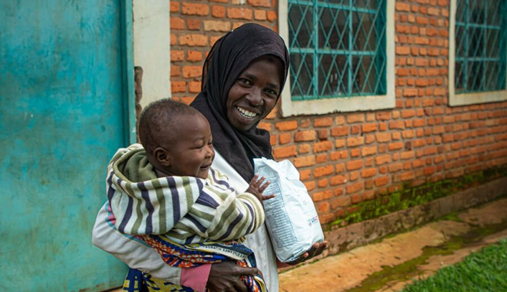 Irakoze posa con su hija Idrissa, después de recuperarse de la desnutrición. Irakoze posa con su hija Idrissa, después de recuperarse de la desnutrición.