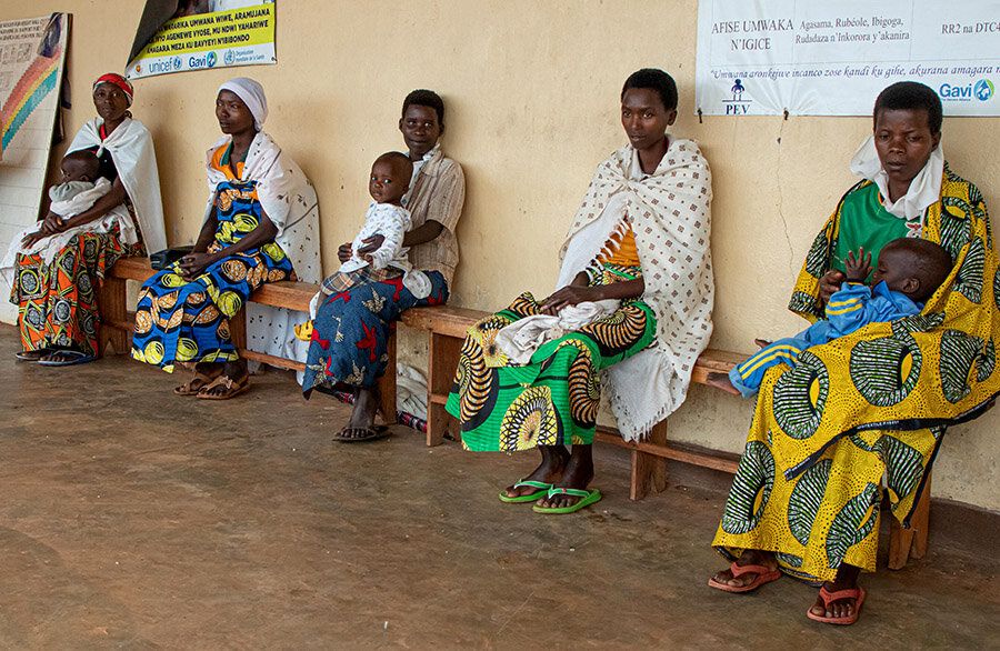 Mujeres y niños esperan en un centro de salud del país más pobre del mundo.