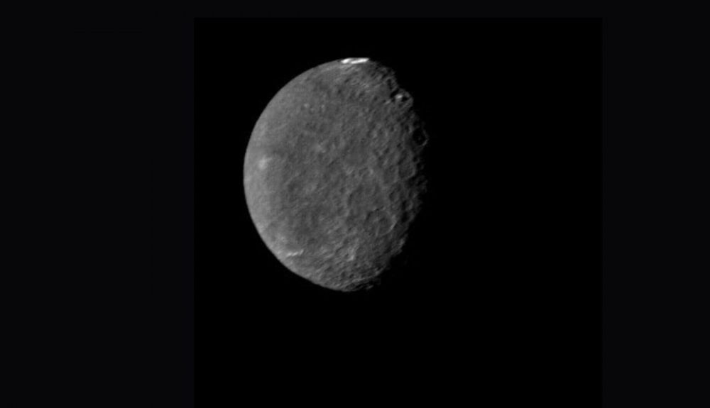 El hemisferio sur de Umbriel muestra cráteres pesados en esta imagen de la Voyager 2. (2) El hemisferio sur de Umbriel muestra cráteres pesados en esta imagen de la Voyager 2. (2)